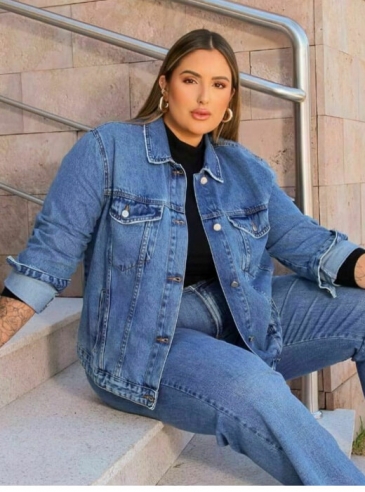 Jaqueta de Jeans Feminina Plus Size Bolsos