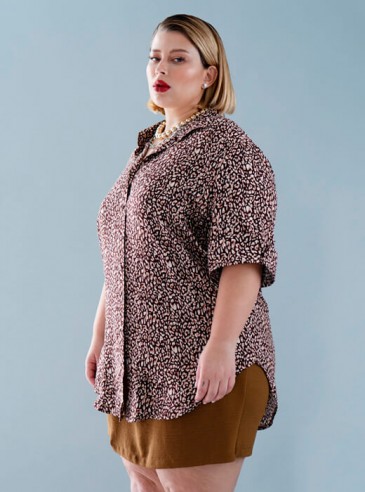 Camisão Plus Size Manga Curta Onça Marrom